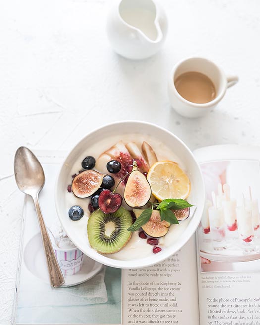 Schale mit Joghurt und Früchten