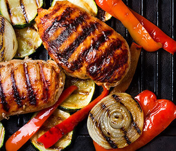 Hähnchenbrust mit Gemüse auf dem Grill