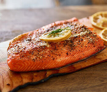 Gegrillter Lachs auf Holzbrett