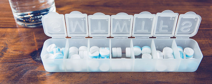 Tablettendose mit Medikamenten gegen Gicht