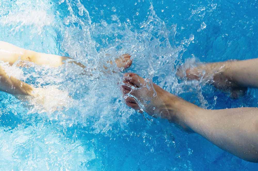 Beim Gichtanfall kann Kälte das entzündete Gelenk im Fuß bzw. im Zeh kurzfristig beruhigen. Das Kühlen mit kaltem Wasser lindert die Schmerzen.